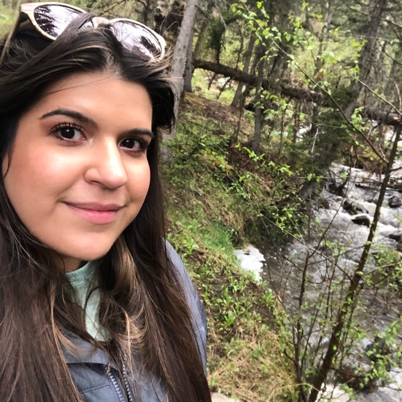 Meet your Posher, Adriana - Picture 1 of 5